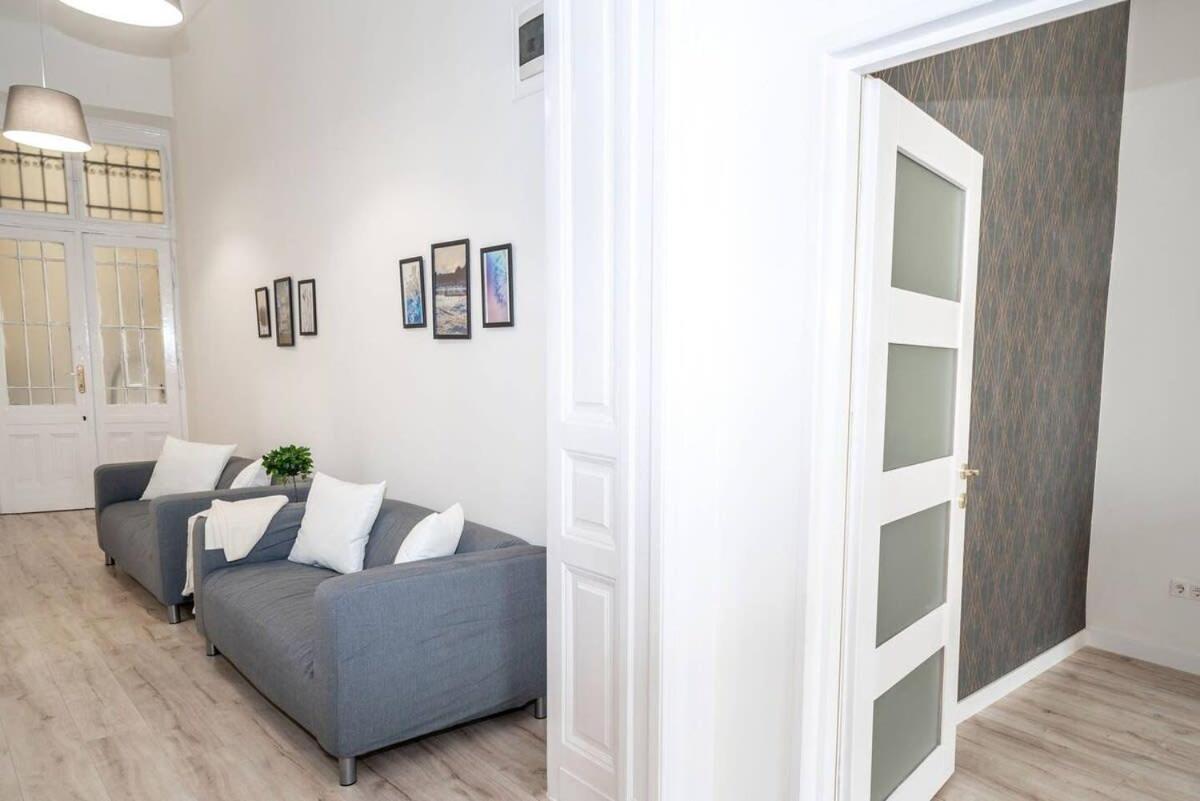 Extra Brand New And Large Ac Apartment *