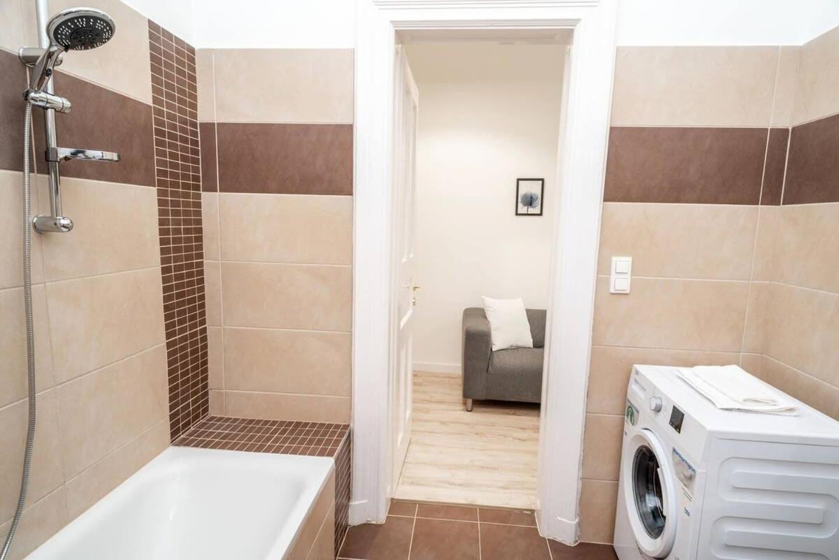 Extra Brand New And Large Ac Budapest