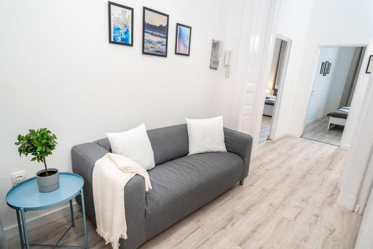 Extra Brand New And Large Ac Apartment